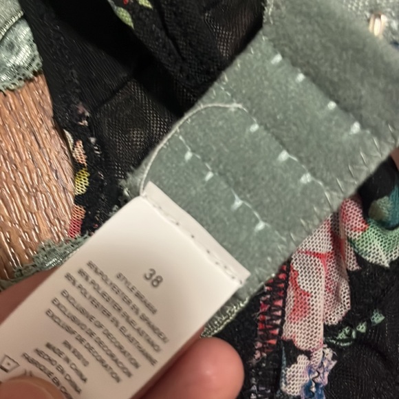 Two piece green lace bra and black floral thong - Picture 6 of 6